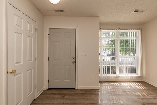Foto del edificio - Three Bedroom END unit Townhome!