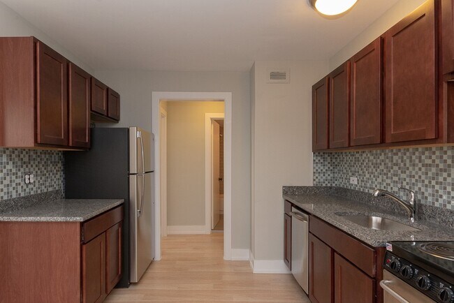 Building Photo - 450 W Wellington Ave