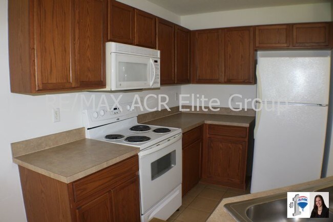 Building Photo - 2451 Edgewater Falls Dr