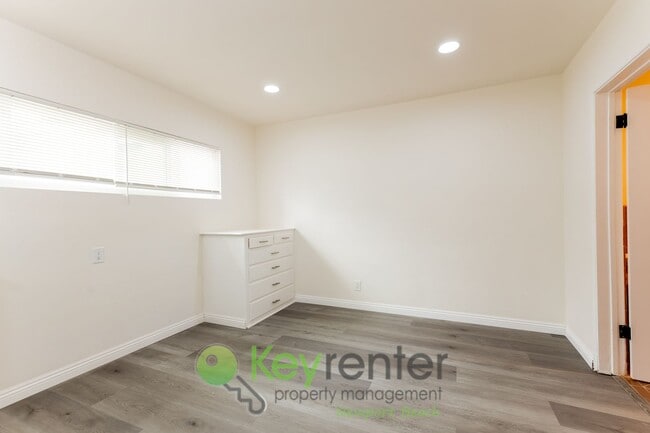 Building Photo - Bright & Beachy One-Bedroom Condo in San C...