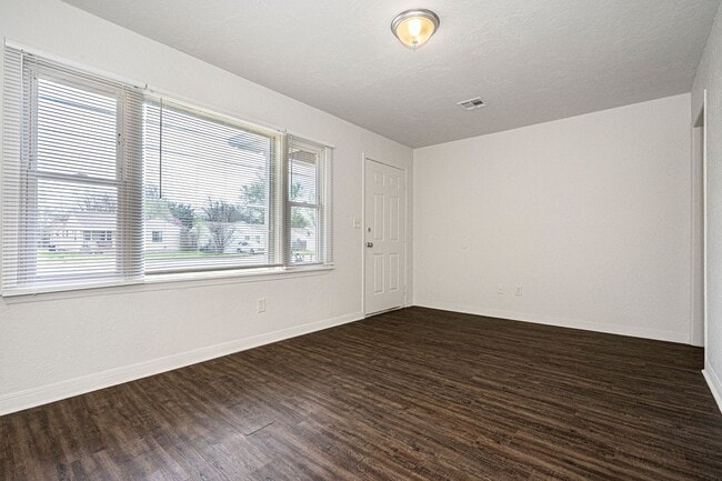 Building Photo - Updated 3 Bed - 1 Bath in Bethany!