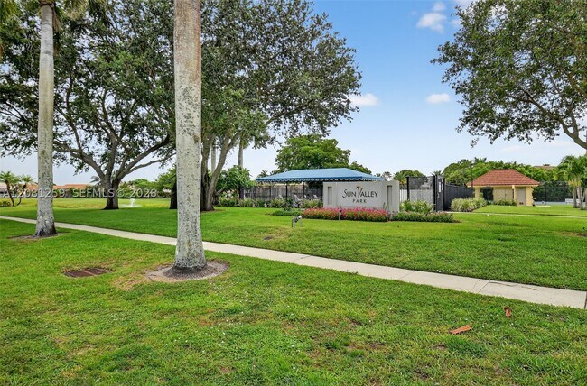 Building Photo - 5780 Sun Pointe Cir