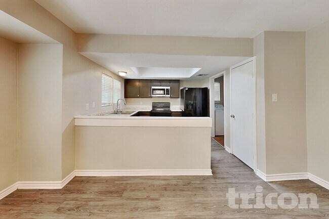 Foto del edificio - 6227 Ridge Pl St