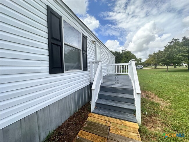 Building Photo - 208 Picasso Dr