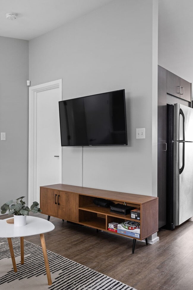 Building Photo - 1125 E 10th St