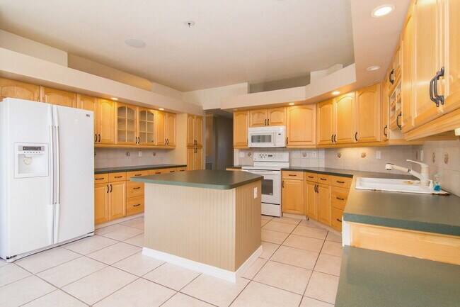 Building Photo - 144 Palm View Dr