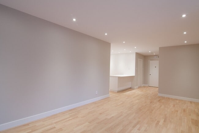 Building Photo - 3495 Rue De la Montagne