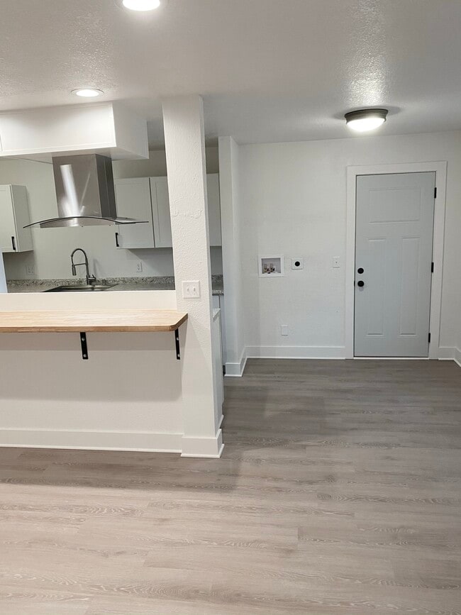 Building Photo - 5062 Amy Dr