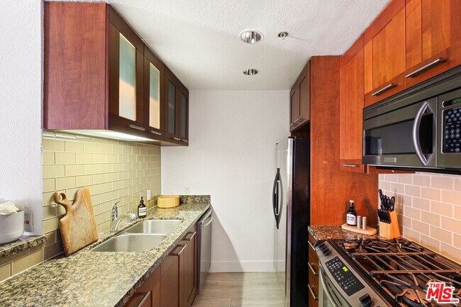 Foto del edificio - 585 N Rossmore Ave