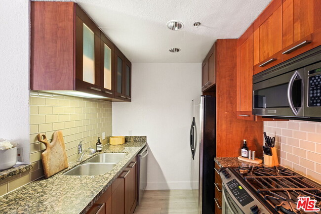 Building Photo - 585 N Rossmore Ave