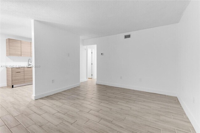 Building Photo - 810 Salzedo St
