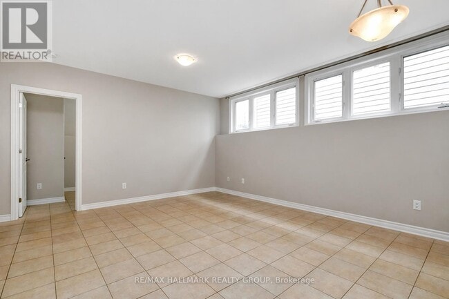 Building Photo - 1170a S Russell Rd