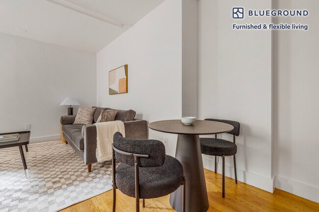 Foto del edificio - 10 W 65th St