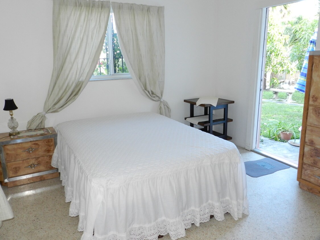 Bright unit - 9200 Harding Ave