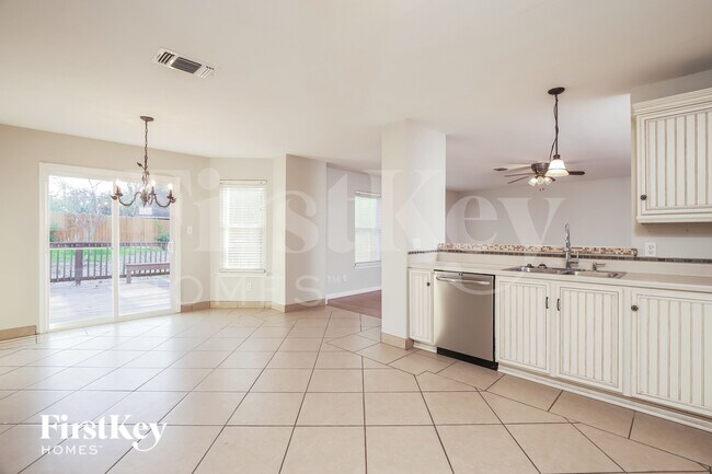 Building Photo - 3438 Columbia Dr