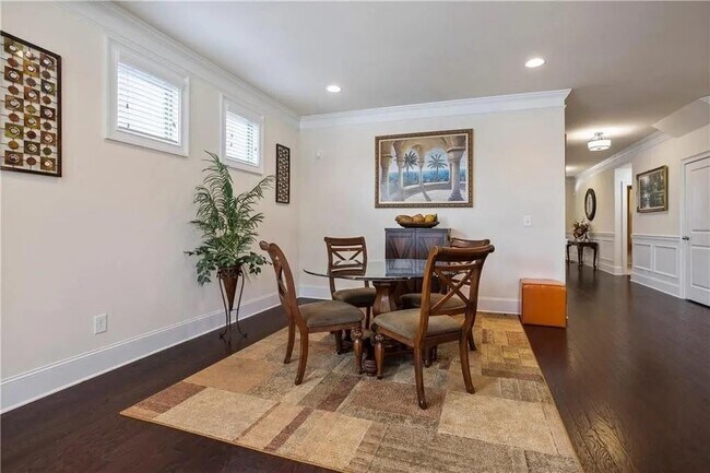Building Photo - 1440 Dahlia Dr
