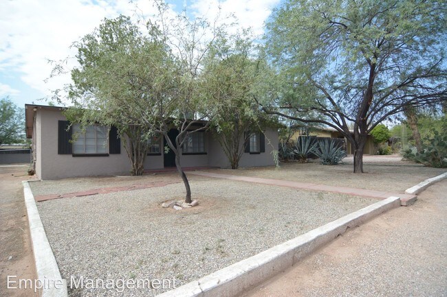 Building Photo - 3 br, 1 bath House - 4202 E. 2nd St