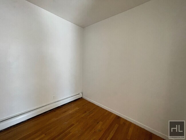 Building Photo - Williamsburg 1 Bedroom on Broadway