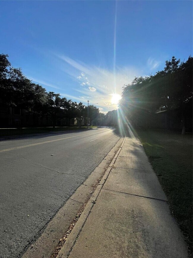 Foto del edificio - 6015 E University Blvd
