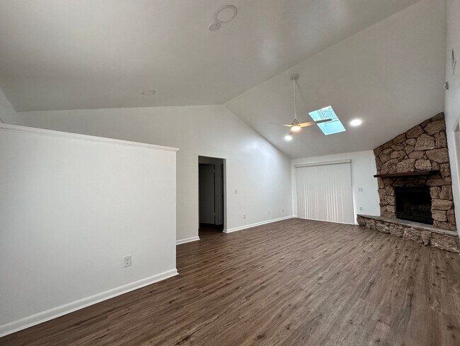 Foto del edificio - ** Coming Soon** Sandalwood Pool Home