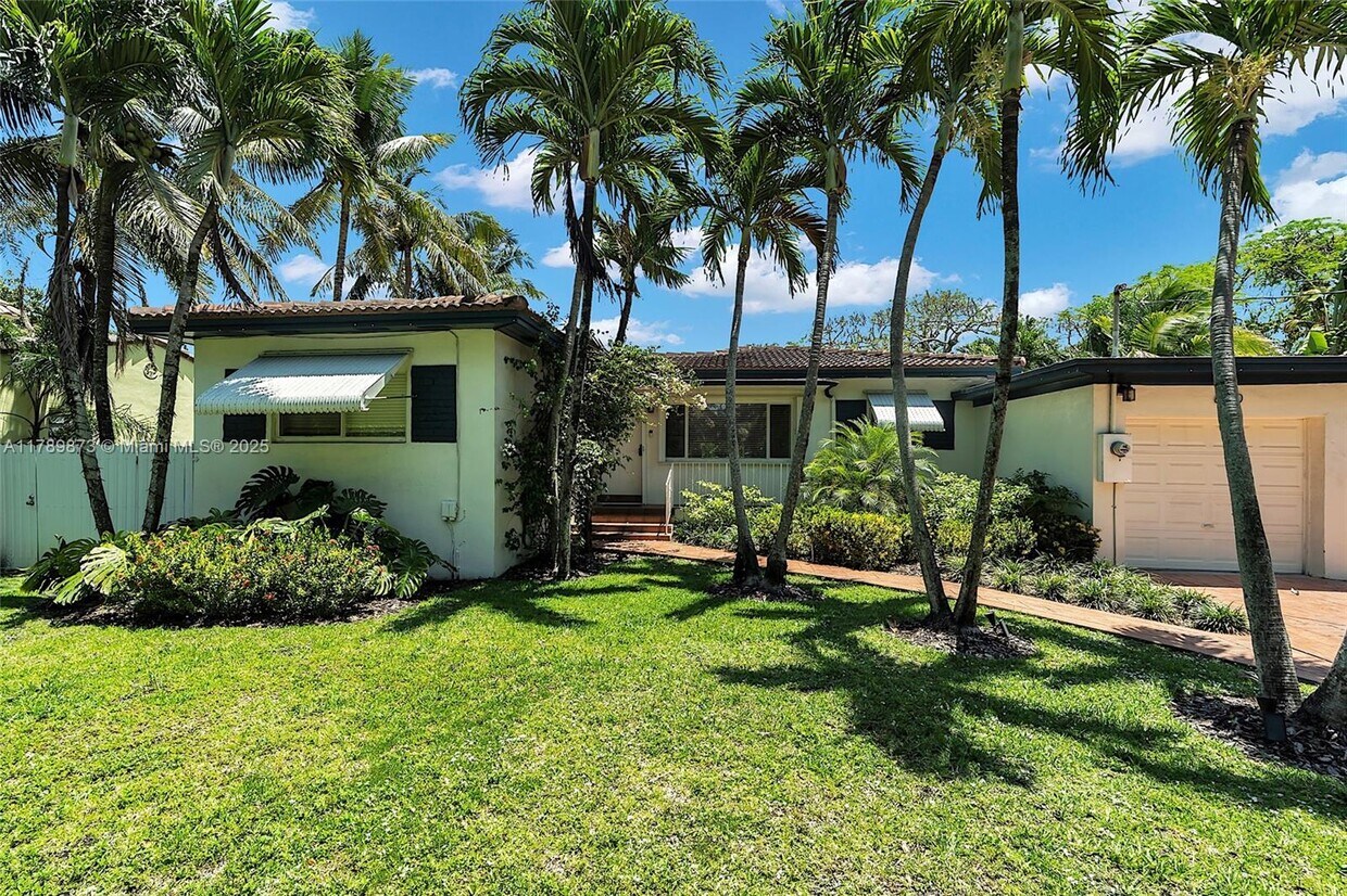 Foto principal - 630 NE 121st St