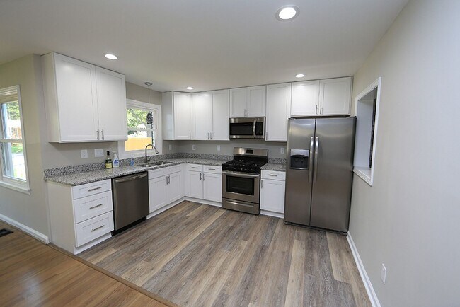 Building Photo - Updated Brick Ranch Home in Vibrant Downtown Location