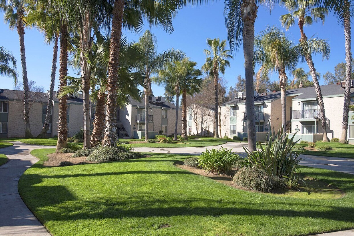 San Tropez Apartments in Fresno, CA