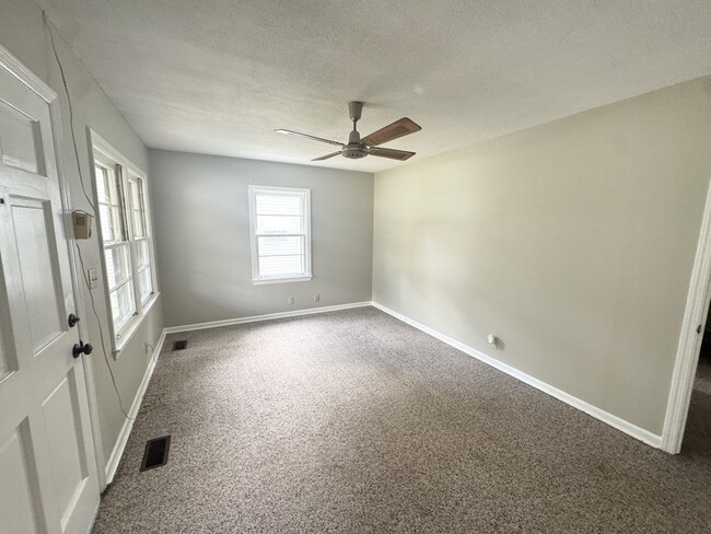 Building Photo - 221 Shirley Dr