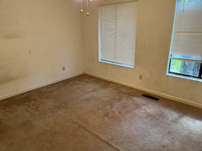 Building Photo - 425 Forest Hills Dr