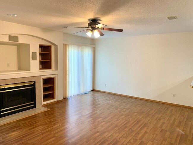 Foto del edificio - Gorgeous 5 Bedroom 3.5 Bath House with 3 c...