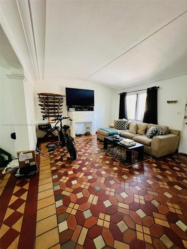 Building Photo - 2830 Pine Tree Dr