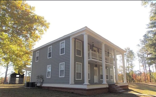 Building Photo - Welcome home to Greenville's Perfect Colon...