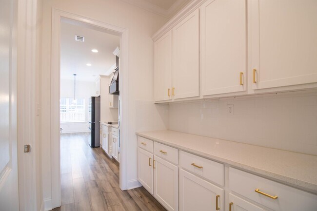 Foto del edificio - 83 Ivy Lp