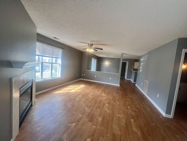 Foto del edificio - RENT SPECAIL*** $1400 For APRIL & MAY RENT.Breezewood Condo, 2 Brd/2bath Screen Porch! LVP wood f...