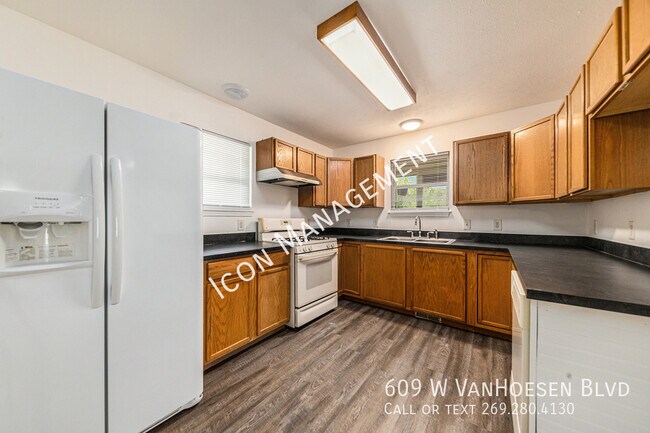 Building Photo - 609 W Van Hoesen Blvd