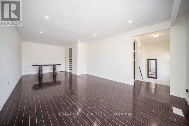 Building Photo - 44 Fallway Rd