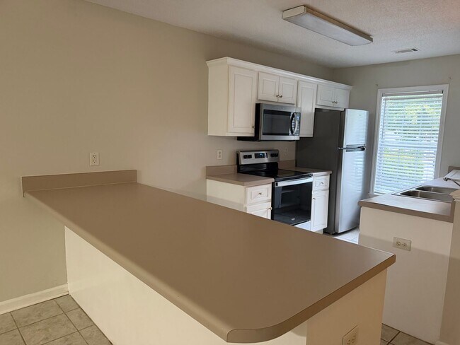 Building Photo - 2BR 2BA No Carpet