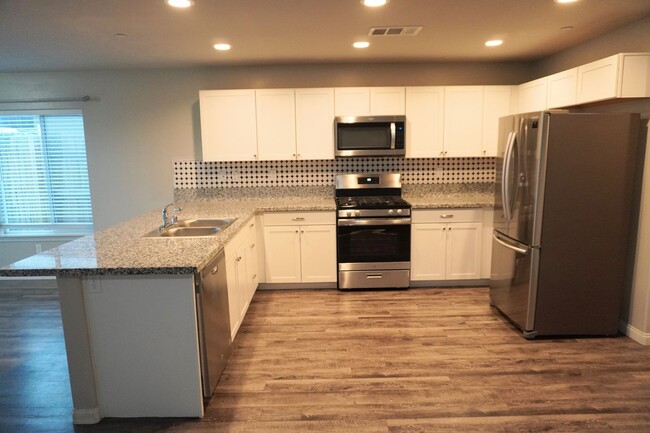Building Photo - Stunning Home Off of Taft Highway and Sout...