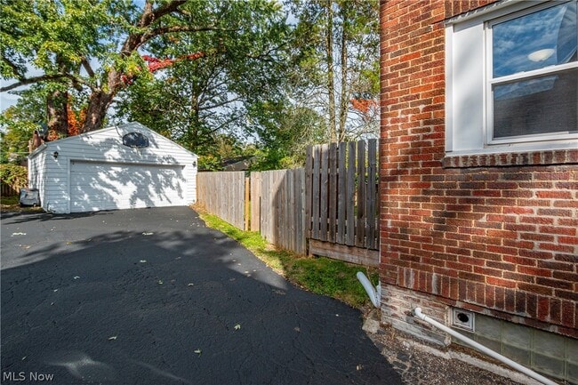 Building Photo - 486 Sumatra Ave