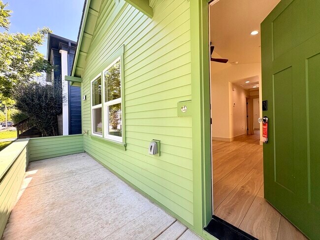 Foto del edificio - Beautiful 2 bedroom 1 Bathroom for rent in North Oak Park! Close to UC Davis and McGeorge Law