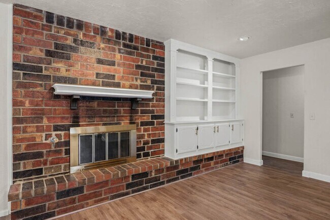 Building Photo - Beautiful 3 Bed 2 Bath home in the heart o...