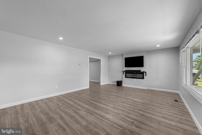 Building Photo - 12 Holbrook Ln