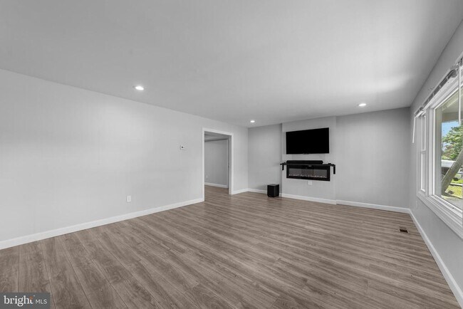 Foto del edificio - 12 Holbrook Ln