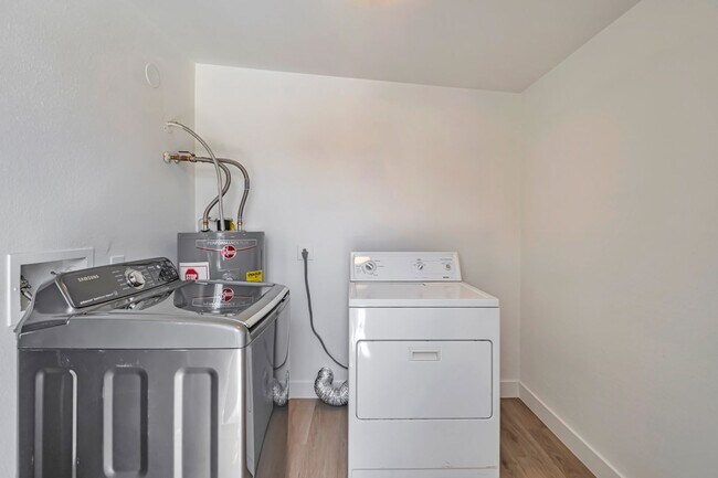 Foto del edificio - 3 Bedroom 2 Bath with Pool!