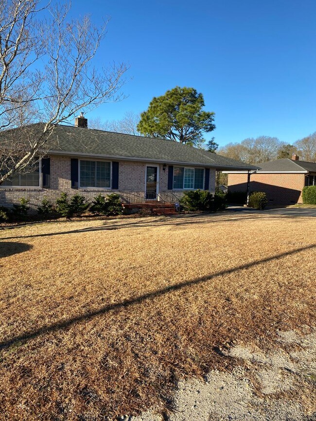 Building Photo - 4 Bedroom 2 bath Brick Home w/ Large Workshop