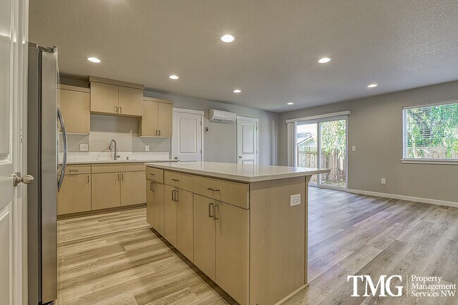 Building Photo - 3 Bedroom 2.5 Bath End unit Townhome in Minnehaha w/ AC!