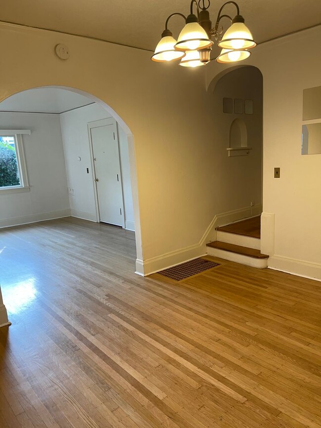 Photo - Cro02 - NW Northrup Apartment