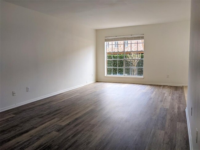 Building Photo - 357 N Post Oak Ln