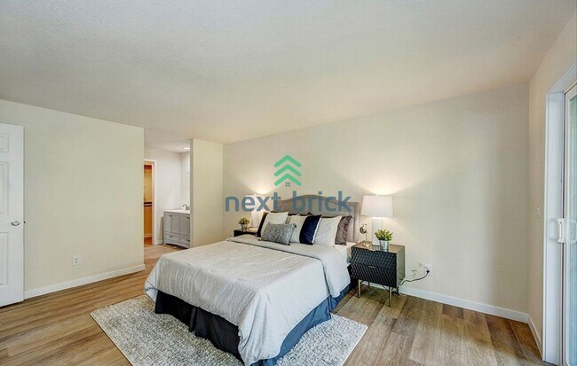 Building Photo - 2 Bed and 1.5 Bath Stunning Townhome is Available for Rent!