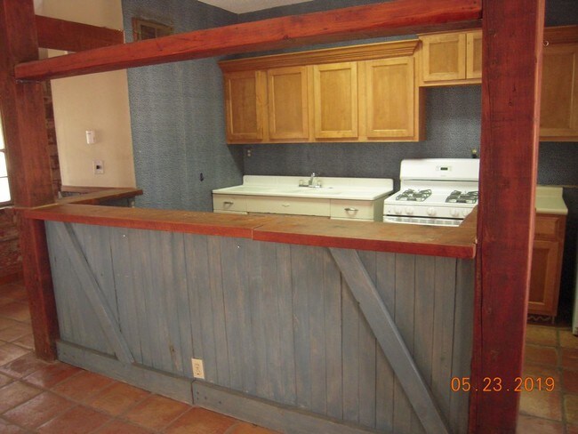 Building Photo - 2 bed / 1 bath rental
